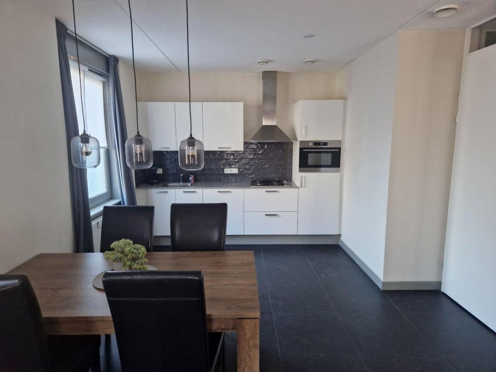 NIEUW! Woonruimte te huur Wilhelminaplein, Weert, Huizen en Kamers, Huizen te huur