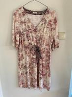 Jurk in beige en rode tinten, maat M/L, Kleding | Dames, Maat 38/40 (M), Container, Beige, Ophalen of Verzenden