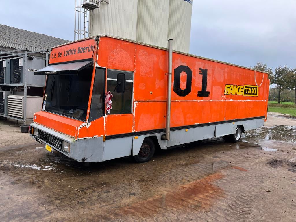 Srv omgebouwd tot rijdende kroeg, Achterwielaandrijving, Te koop, Handgeschakeld, Diesel