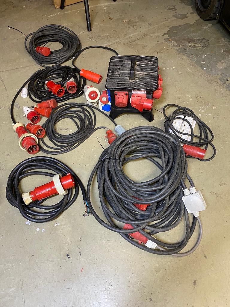 krachtstroom stekkers  kabel en stroom verdeler., Doe-het-zelf en Verbouw, Elektra en Kabels, Ophalen of Verzenden, Gebruikt, Kabel of Snoer