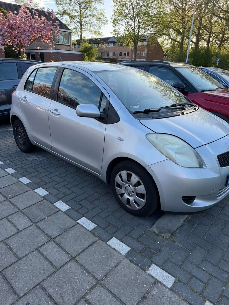 Toyota Yaris 1.3 16V Vvt-i 5DR 2007 Grijs 1500 euro vast, Auto's, Toyota, Voorwielaandrijving, 40 €/maand, 4 cilinders, 995 kg