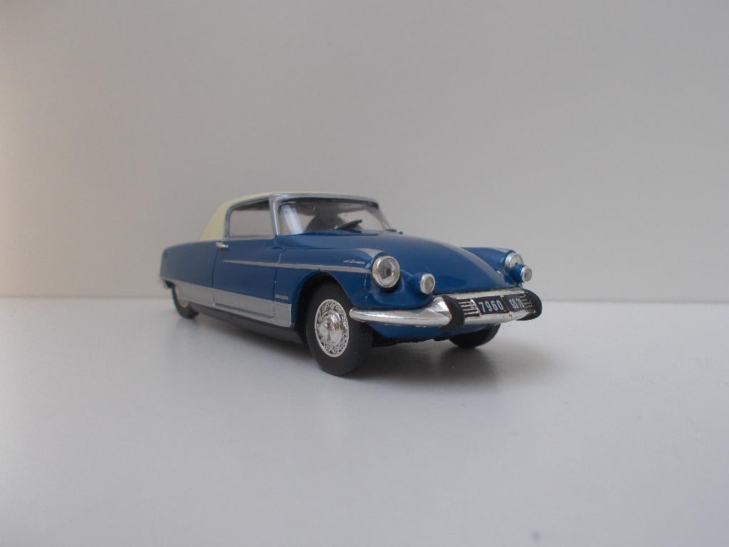 Norev 1/43 en plastique Citroën DS21 numéro 158 rouge intérieur gris