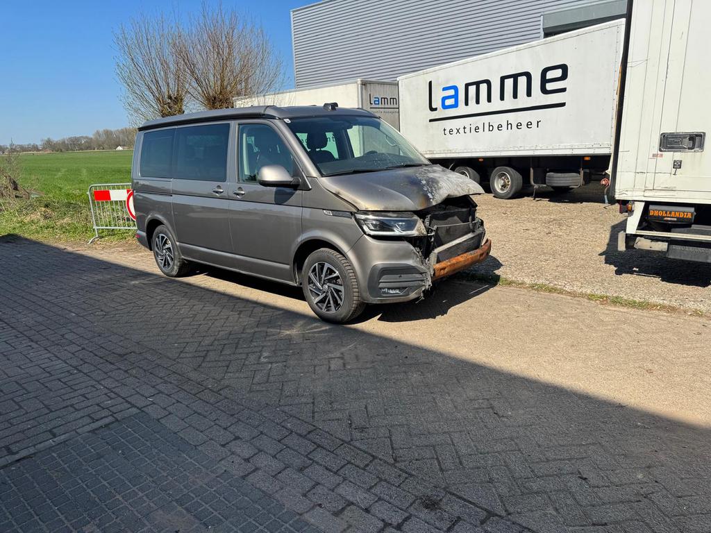 Schadeauto Volkswagen T6.1 California 199pk DSG 4Motion Led, Auto diversen, Schadeauto's, Ophalen, Zilver of Grijs, Benzine