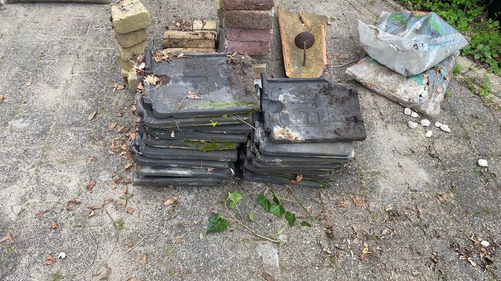Stapel gratis dakpannen, Ophalen, Steen of Klei, Zo goed als nieuw, 15 m² of meer