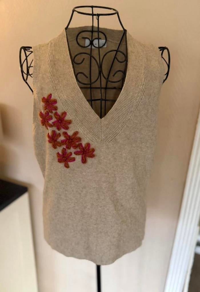 Leuke spencer van Vila met borduursel maat L, Ophalen of Verzenden, Zo goed als nieuw, Maat 42/44 (L), Beige