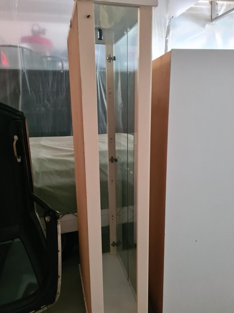 Glazen Vitrinekast met Verlichting en Spiegelwand, Huis en Inrichting, Kasten | Vitrinekasten, Glas, Modern, 150 tot 200 cm, 25 tot 50 cm