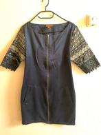 Exclusieve 2Love Tony Cohen jurk - Blauw met glans, mt 36, Kleding | Dames, Jurken, Blauw, Ophalen of Verzenden, Zo goed als nieuw