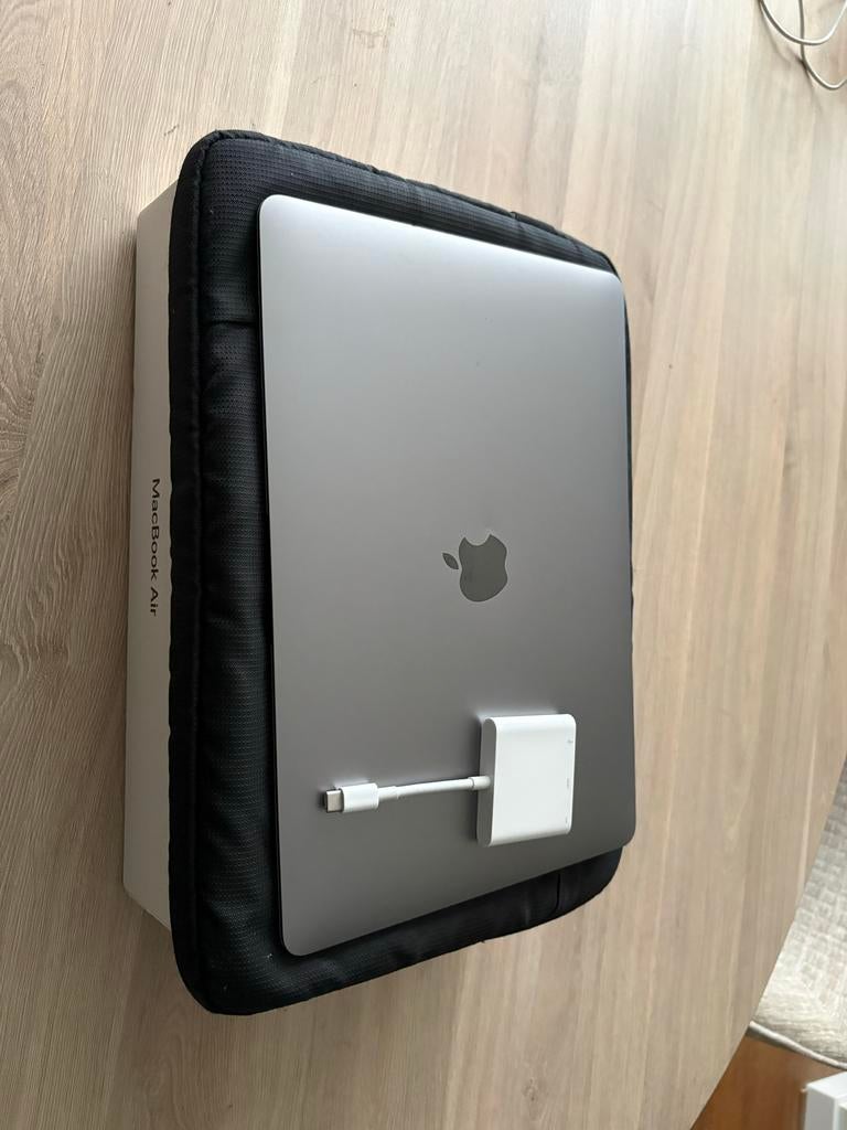 MacBook Air 13-inch (2019) met hoes en multipoort, Ophalen, 2 tot 3 Ghz, Qwerty, 8 GB