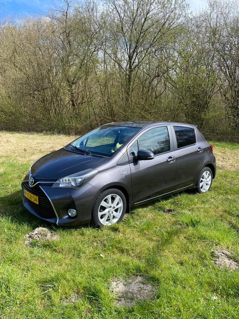 Toyota Yaris 1.5 HSD 55KW 5DRS 2014 Grijs, Auto's, Euro 5, 74 pk, 4 cilinders, 49 €/maand