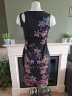 Eroke zwarte met schouder detail jurk IT 42 NL 38, Kleding | Dames, Maat 38/40 (M), Verzenden, Zwart, Zo goed als nieuw