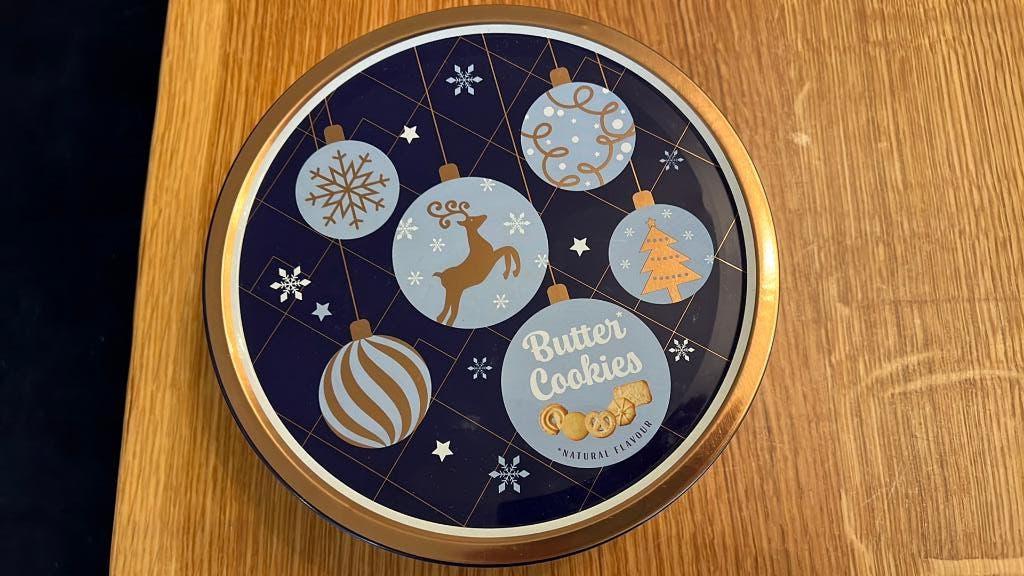 Kerstblik / koekblik kerstboom en kersthangers blauw zgan, Ophalen of Verzenden, Zo goed als nieuw