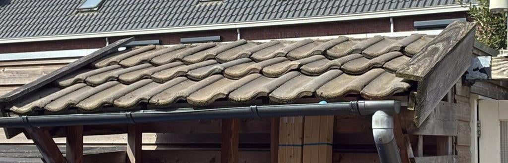 Ongeveer 45 dakpannen, Ophalen, Zwart, Steen of Klei, Dakpannen