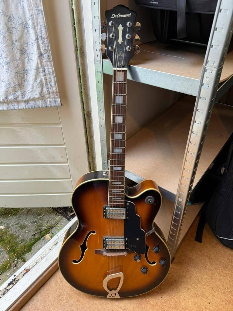 DeArmond by Guild X-155 archtop sunburst hollowbody, Muziek en Instrumenten, Gebruikt, Info@guildguitars.com, Hollow body, 7975 North Hayden Road, Scottsdale, AZ 85258, USA
