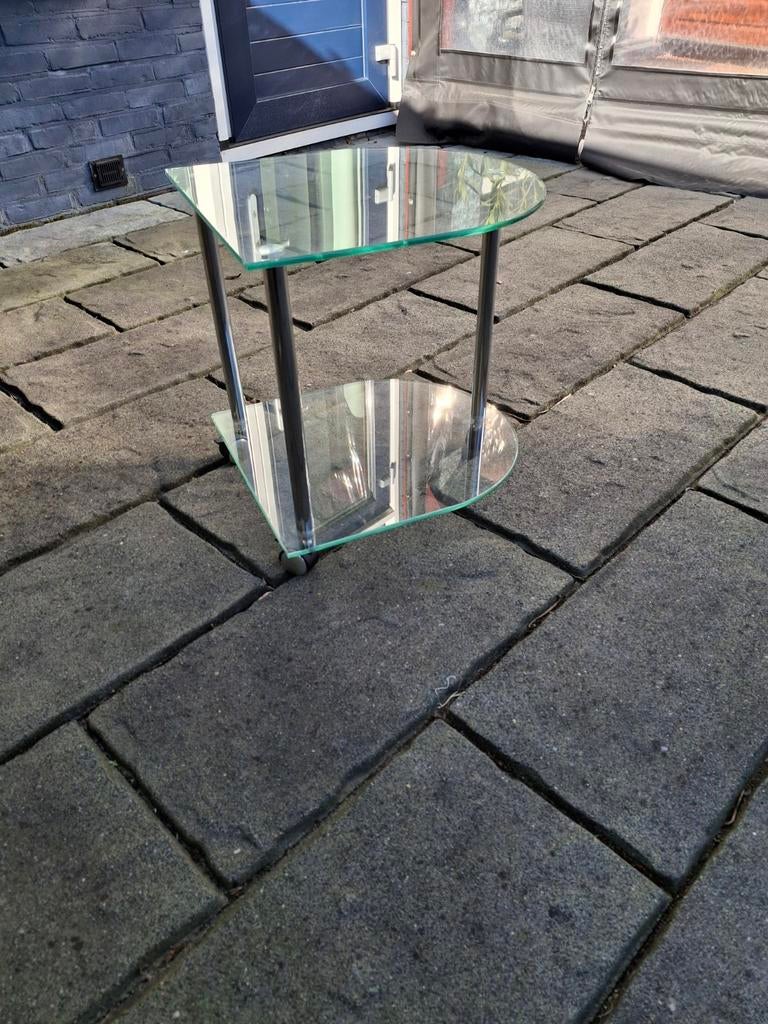 GLAS  BIJZETTAFEL  MET WIELEN. NIEUW!, Huis en Inrichting, Tafels | Bijzettafels, Ophalen, Minder dan 45 cm, Minder dan 55 cm
