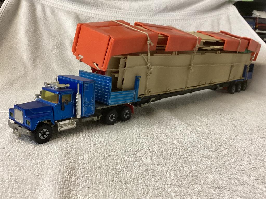 MACK vrachtwagen met trailer met een viaduct als bouwpakket, Hobby en Vrije tijd, Ophalen of Verzenden, Zo goed als nieuw, Bus of Vrachtwagen