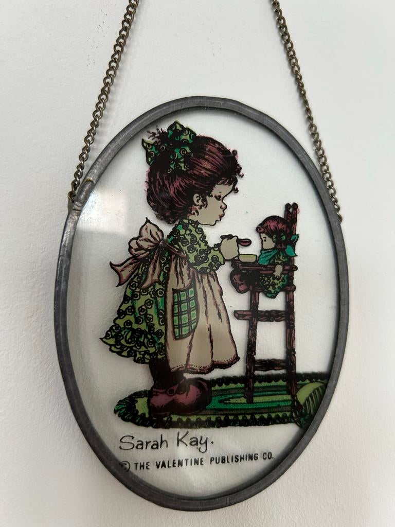 Vintage Sarah Kay glas in lood hanger - meisje met pop, Vintage, Gebruikt, Meerkleurig, Ophalen of Verzenden
