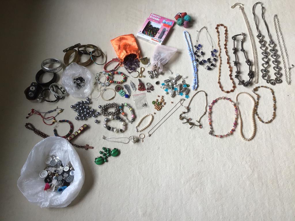 Kettingen - Armbanden - Kralen - Knopen - Rozenkrans - etc., Sieraden, Tassen en Uiterlijk, Antieke sieraden, Ophalen of Verzenden