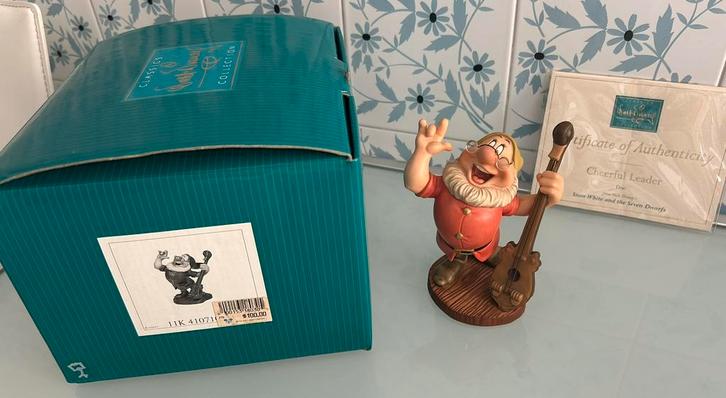 WDCC beeld Doc “Cheerful Leader”, Verzamelen, Disney, Zo goed als nieuw, Beeldje of Figuurtje, Sneeuwwitje of Doornroosje, Ophalen of Verzenden