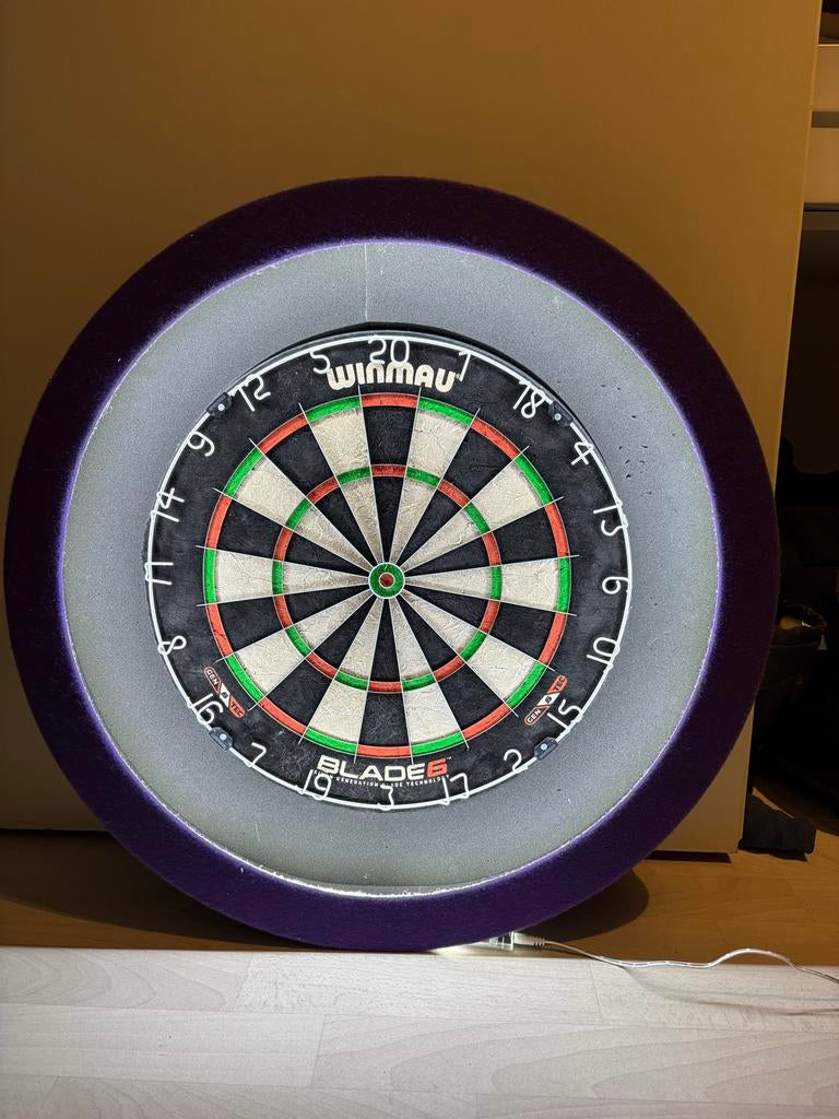 Winmau Blade 6 dartbord met surround en LED verlichting, Sport en Fitness, Darts, Ophalen of Verzenden, Zo goed als nieuw, Dartbord
