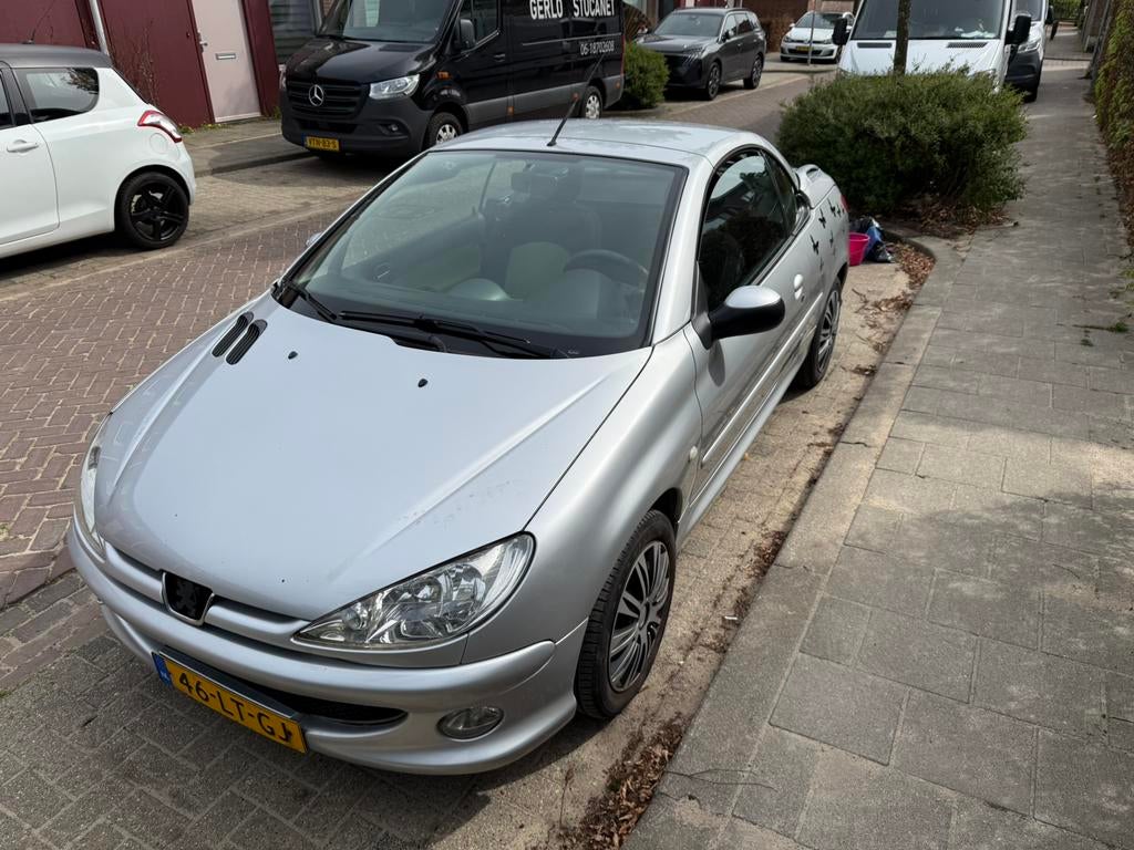 Peugeot 206 1.6 16V CC 2003 Grijs, Auto's, Peugeot, Voorwielaandrijving, Stof, 4 cilinders, Cabriolet