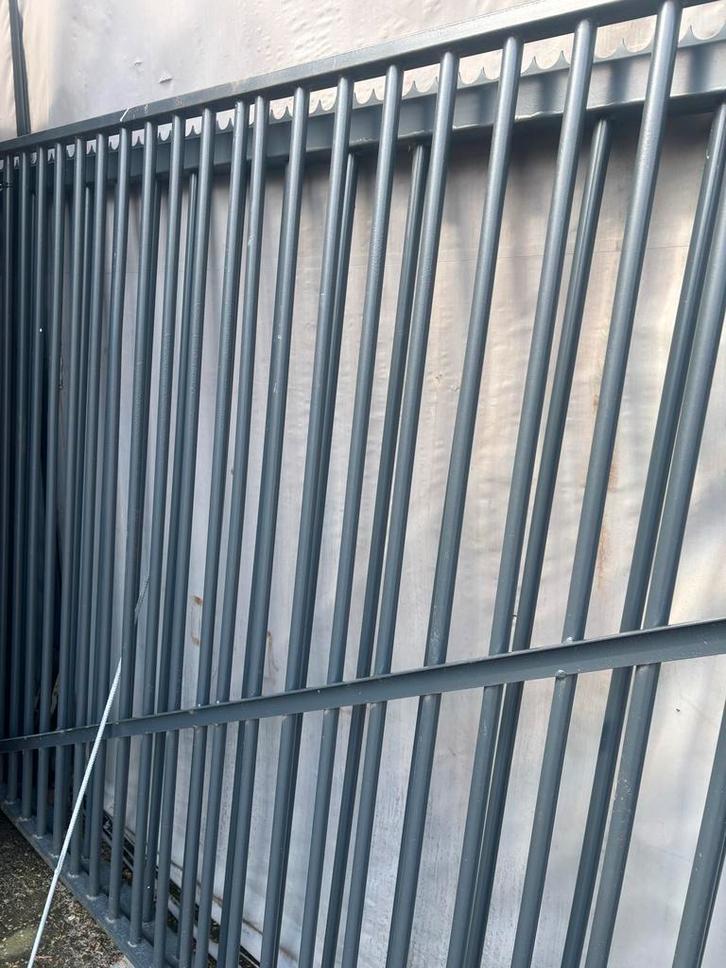 Dubbele poort met 2 kolommen, ca. 12 meter breed, Tuin en Terras, Tuinhekken en Hekwerk, Gebruikt, Spijlenhekwerk, IJzer, Met poort