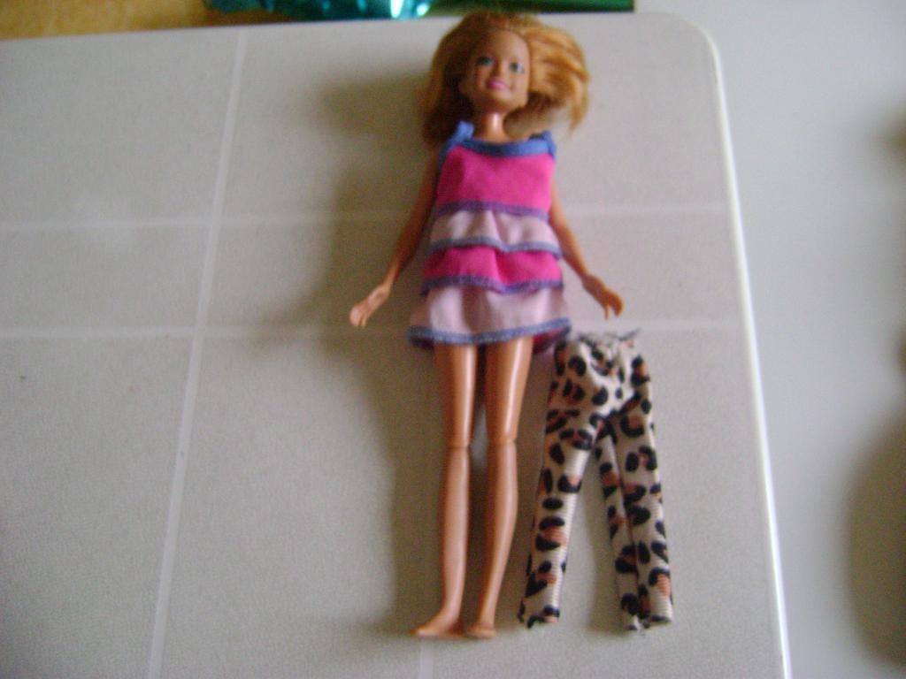 barbie met knikbenen mattel 2010 broekje hoort er niet bij, Ophalen of Verzenden, Zo goed als nieuw, Barbie