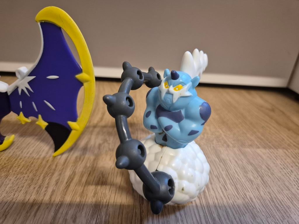 Pokemon mcdonalds speeltjes lunala en thundurus, Verzamelen, Poppetjes en Figuurtjes, Ophalen of Verzenden, Zo goed als nieuw