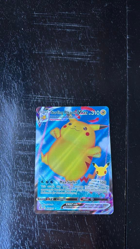 Pokemon kaart Surfing Pikachu vmax Celebrations, Ophalen of Verzenden, Zo goed als nieuw