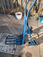 Blauwe steekwagen met 6 wielen, Ophalen