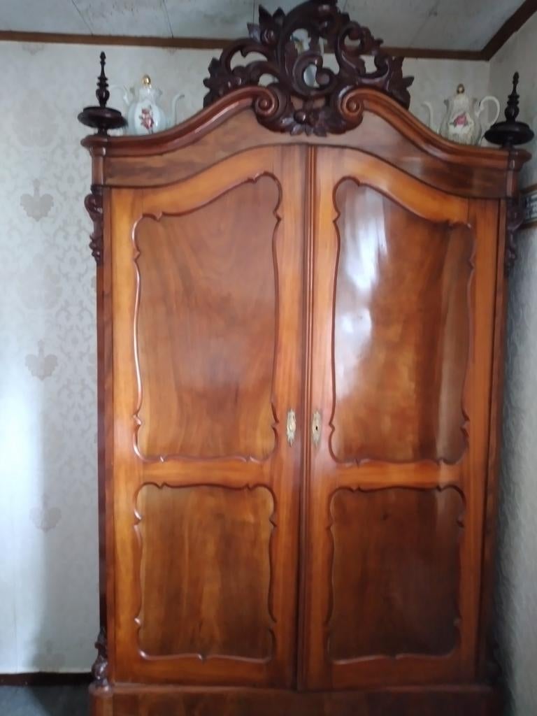 Antieke houten kast met houtsnijwerk, Ophalen of Verzenden