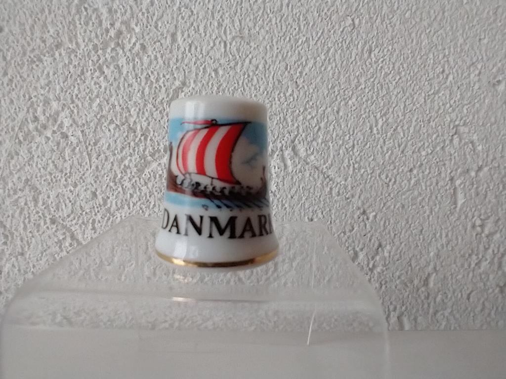 Denemarken vingerhoed met een Vikingschip porselein, Ophalen of Verzenden, Zo goed als nieuw, Porselein