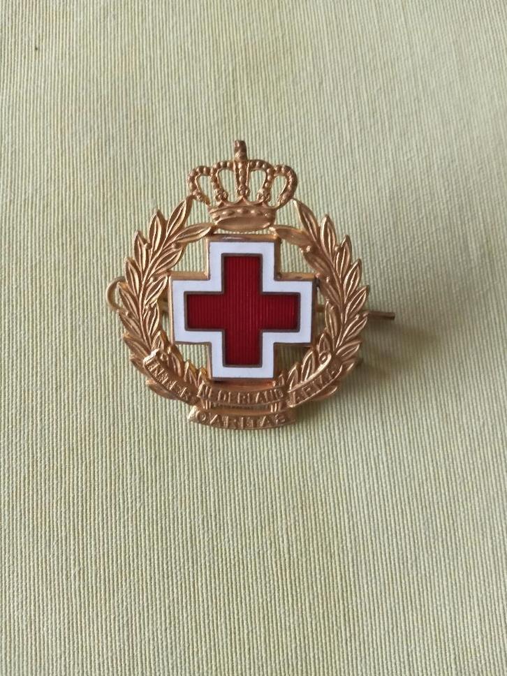 speld rode kruis inter arma caritas nederland broche badge +, Verzamelen, Speldjes, Pins en Buttons, Gebruikt, Speldje of Pin