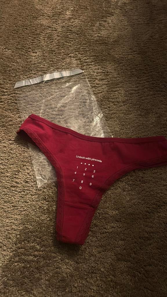 Super leuke string met opdruk Maat s Kleur donkerrood Nieuw, Kleding | Dames, Ondergoed en Lingerie, Ophalen of Verzenden, Rood