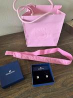 Swarovski oorbellen met cadeau tas 🎁, Ophalen of Verzenden, Zo goed als nieuw, Zilver, Overige materialen