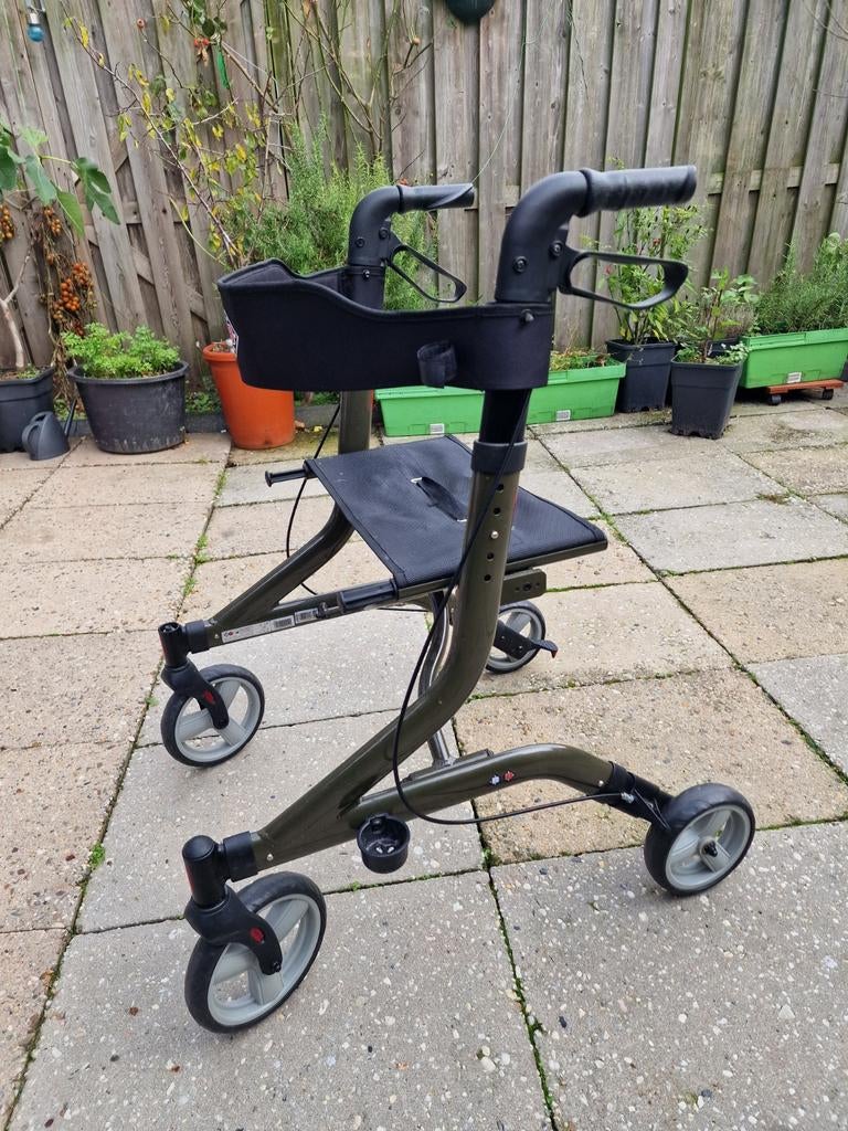 B B stevige en Opvouwbaar rollator, Ophalen of Verzenden, Opvouwbaar, Zo goed als nieuw