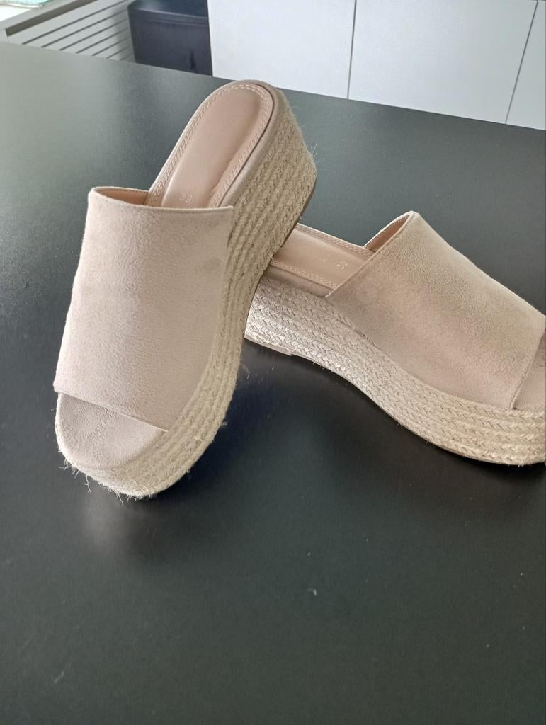Te koop suede muiltjes met plateau zool met 39, Ophalen of Verzenden, Zo goed als nieuw, Beige
