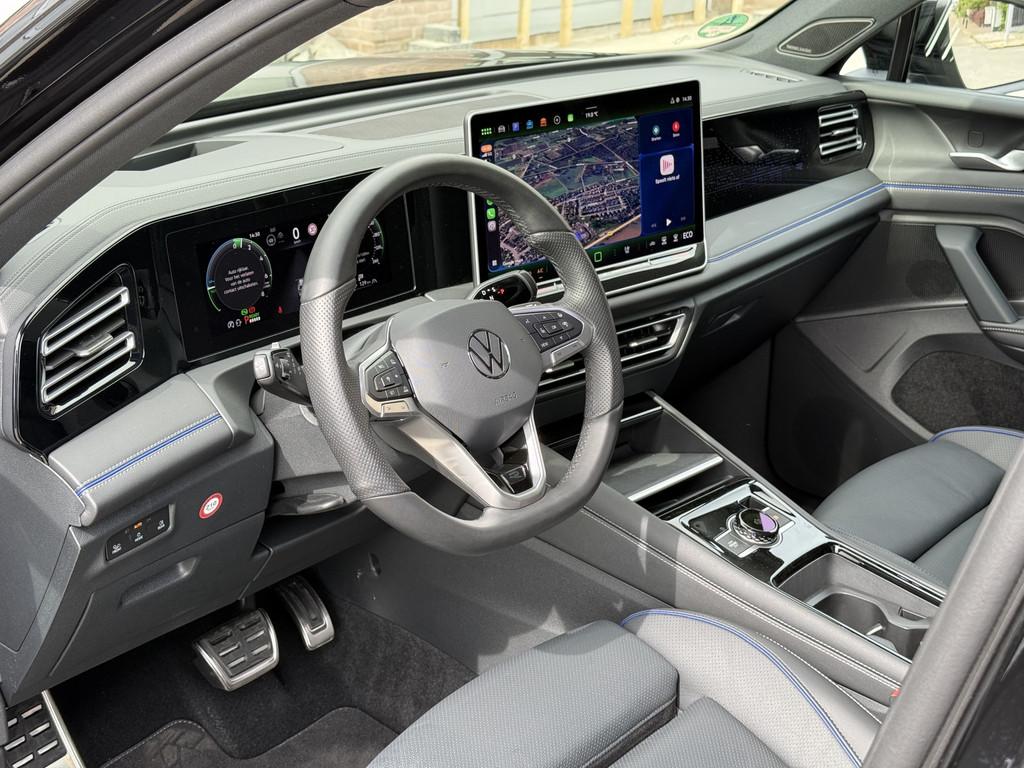 Volkswagen Tiguan 1.5 eHybrid R-Line Edition 272pk Leer | H&, 4 cilinders, 2000 kg, Zwart, Leder