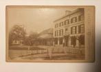 Kabinetfoto Hotel de Engel, De Steeg 1880-1900, Gebruikt, Foto, Ophalen of Verzenden, Gebouw