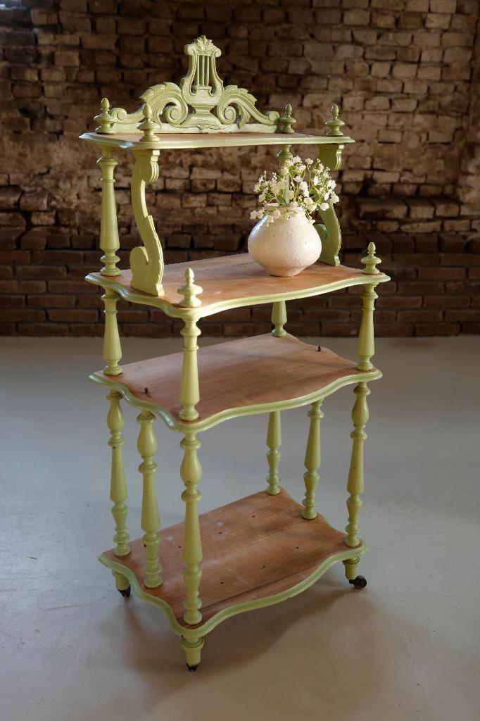 Antieke Franse étagère op wieltjes zachtgroen met ornamenten, Huis en Inrichting, Woonaccessoires | Etagères, Gebruikt, Ophalen of Verzenden