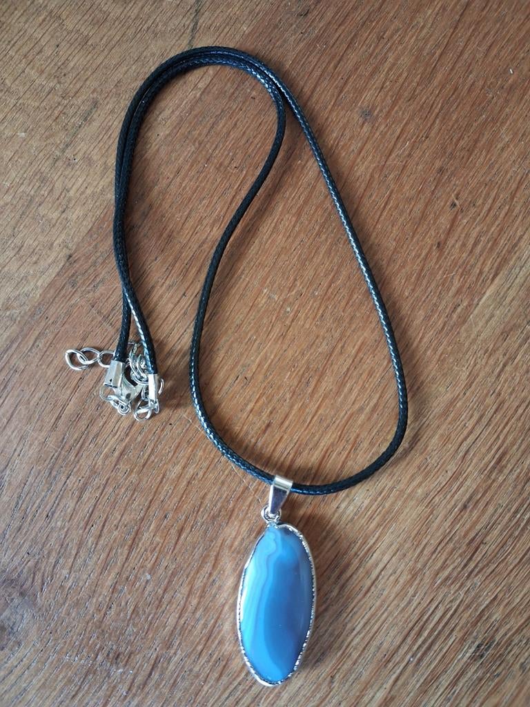 Halsketting met blauwe agaat hanger, Sieraden, Tassen en Uiterlijk, Kettingen, Zo goed als nieuw, Steen of Mineraal, Blauw, Met edelsteen