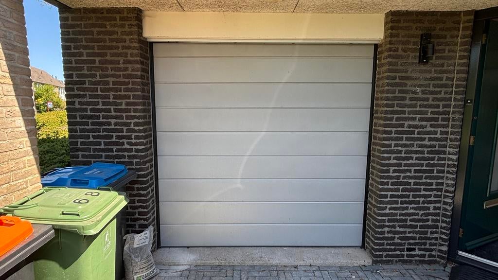 Elektrische geïsoleerde sectionaal garagedeur, Ophalen, Kunststof, Garagedeur, Zo goed als nieuw
