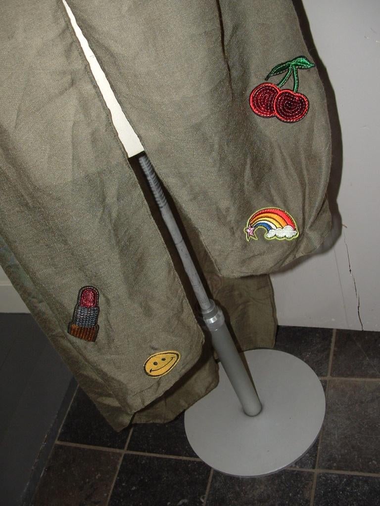 Grote groene sjaal met emoticons emblemen met pailletten, Ophalen of Verzenden, Zo goed als nieuw, Maat 46/48 (XL) of groter, Sjaal