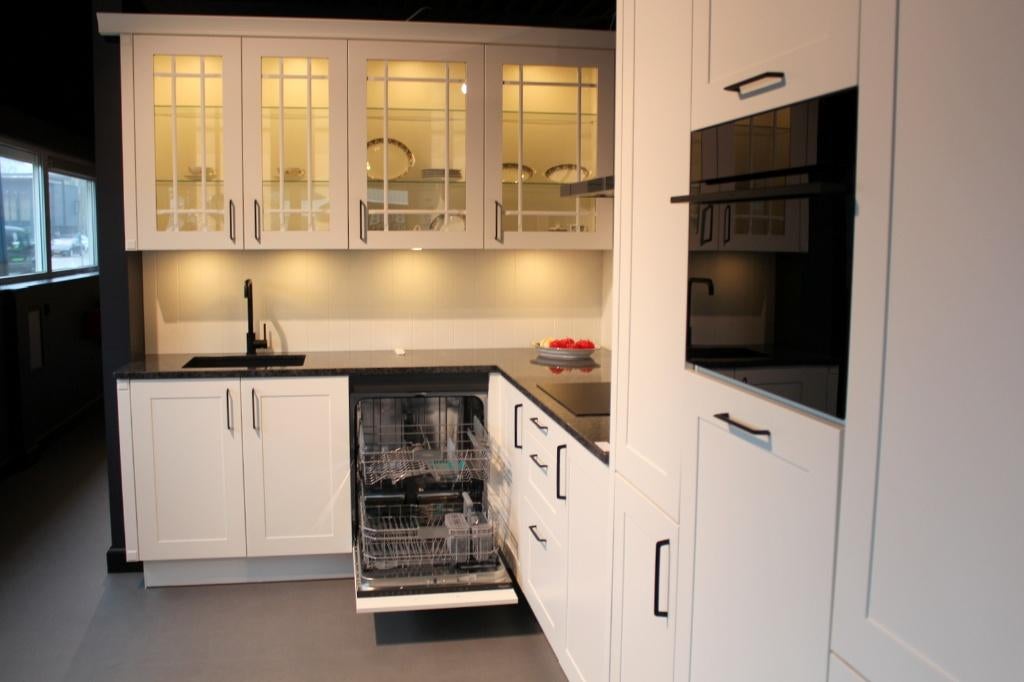 JO44 Complete hoekkeuken incl. apparatuur & opbergruimte, Ophalen, Zu den Meerwiesen 17 32549 Bad Oeynhausen Duitsland, Info@artego-kuechen.de