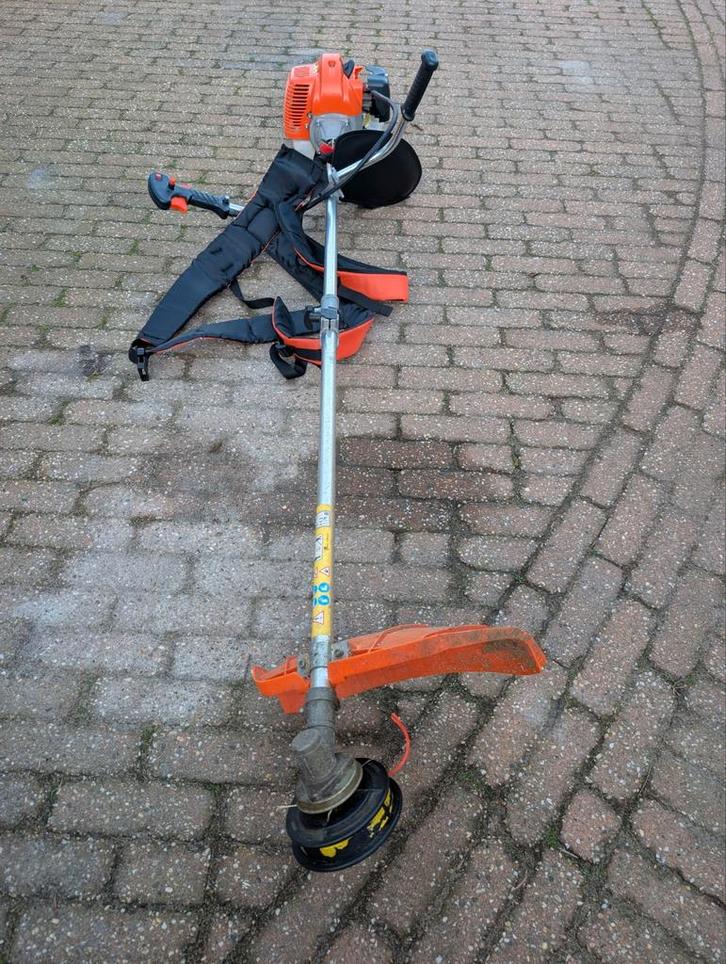 Benzine bosmaaier met mes, tweetakt motor, Tuin en Terras, Bosmaaiers, Gebruikt, Benzine, 30 tot 50 cm, Ophalen