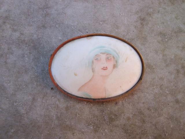 antiek flapper ovaal broche dame handgeschilderd? messing., Sieraden, Tassen en Uiterlijk, Broches, Gebruikt, Overige materialen
