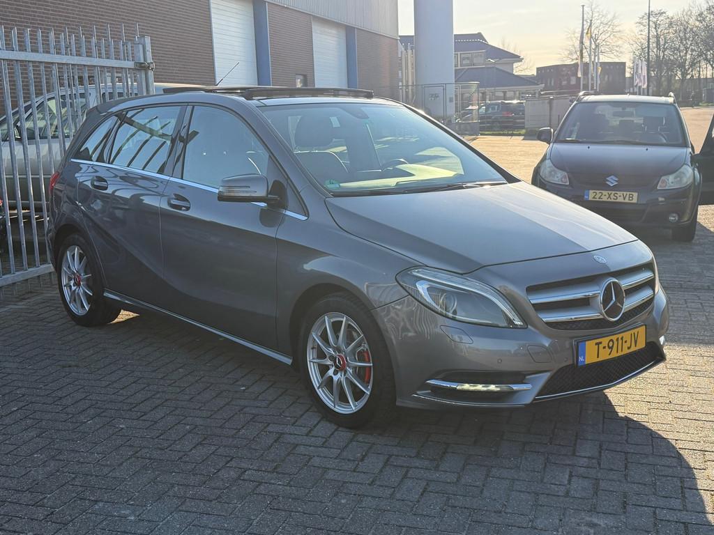 Mercedes-Benz B-klasse 180 Ambition HOGE INSTAP! PANORAMA l, Voorwielaandrijving, Gebruikt, 4 cilinders, Leder en Stof