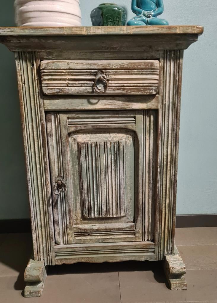 Spaans brocante landelijk kastje grijs groen vintage stijl, Huis en Inrichting, Slaapkamer | Nachtkastjes, Ophalen, Zo goed als nieuw