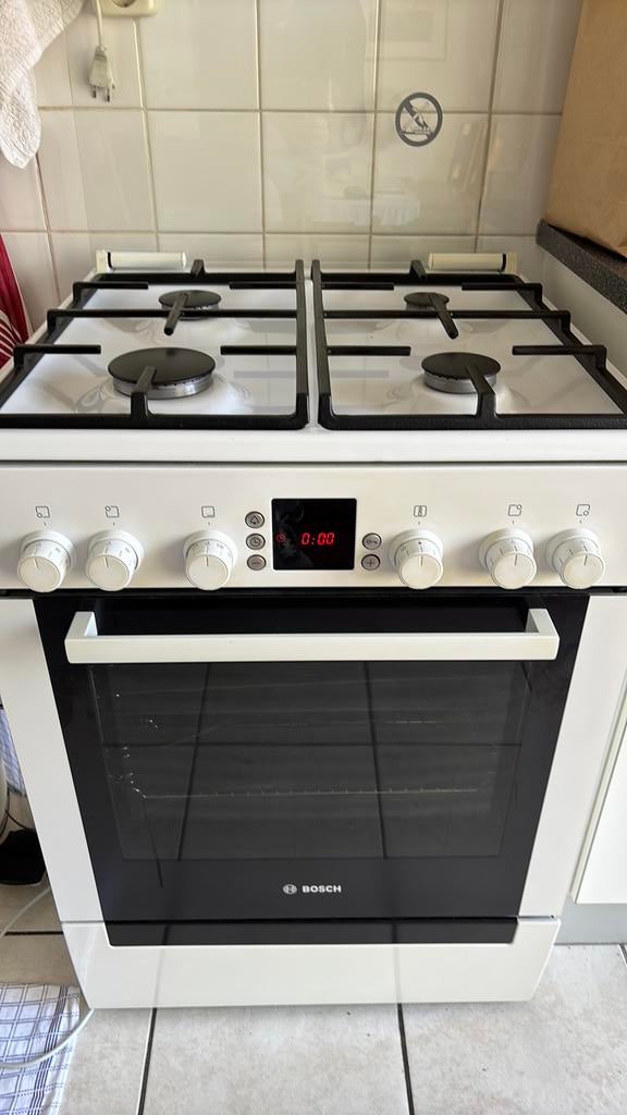 Bosch gasfornuis, Witgoed en Apparatuur, Fornuizen, Ophalen, 4 kookzones, Zo goed als nieuw, Gas