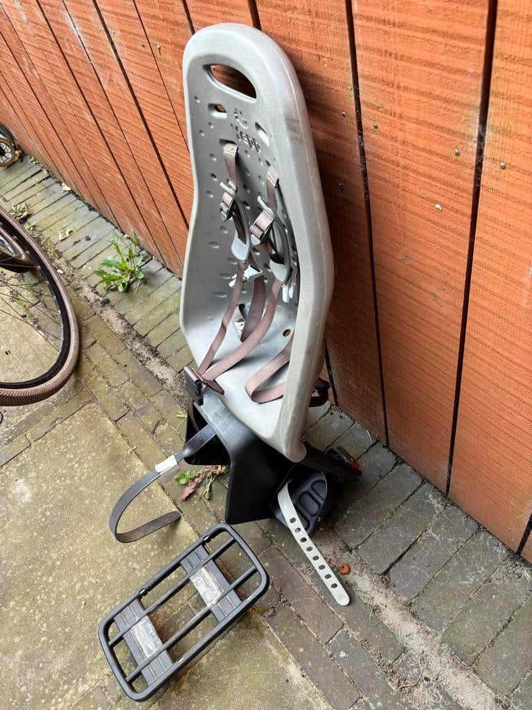 Yepp fietsstoeltje grijs met beugel, Fietsen en Brommers, Ophalen of Verzenden, Gebruikt, Achterzitje, Voetsteuntjes