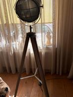 Vloerlamp met houten driepoot en metalen kap, Huis en Inrichting, Lampen | Vloerlampen, Ophalen, Gebruikt, Hout, 150 tot 200 cm